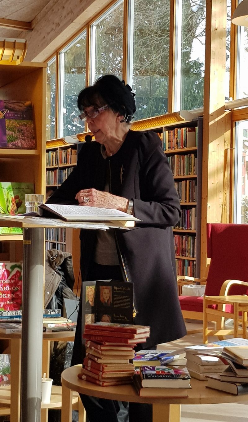 Gun Ekroth berättar om sina 38 år vid Sveriges Radios kulturredaktion med ansvar för .litteraturbevakningen.